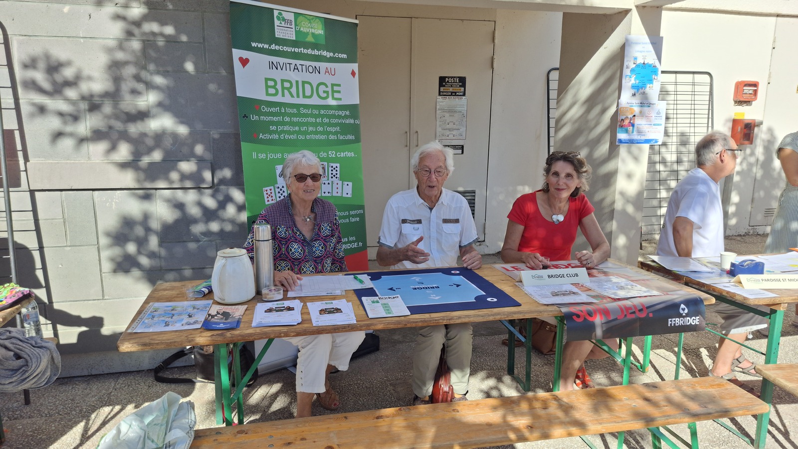 LE CLUB DE BRIDGE SORT DE SES MURS