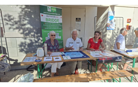 LE CLUB DE BRIDGE SORT DE SES MURS